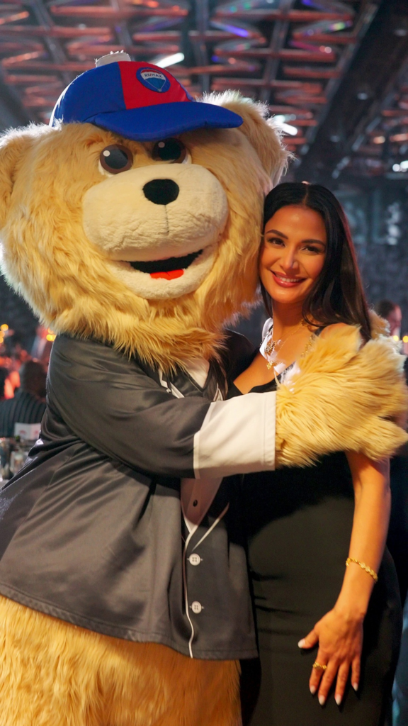 Joëlle Bitar avec la mascotte RE/MAX au Gala RE/MAX